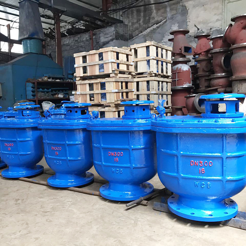 What are the characteristics of the exhaust valve?